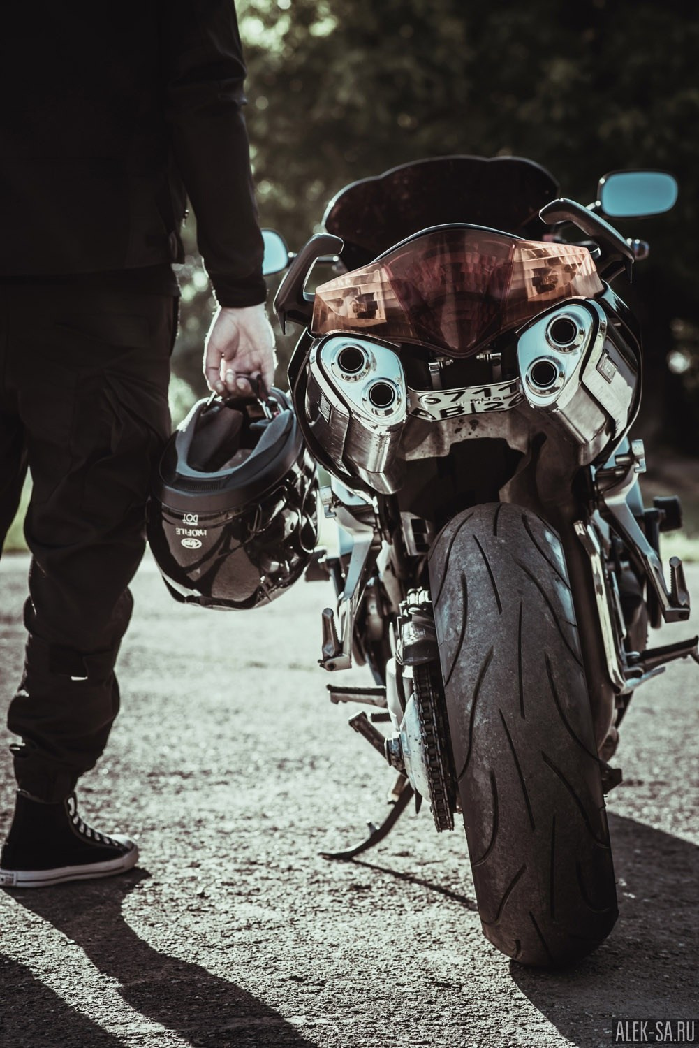 Мотоцикл крупным планом сзади, уличная сцена — съёмка в Краснодаре