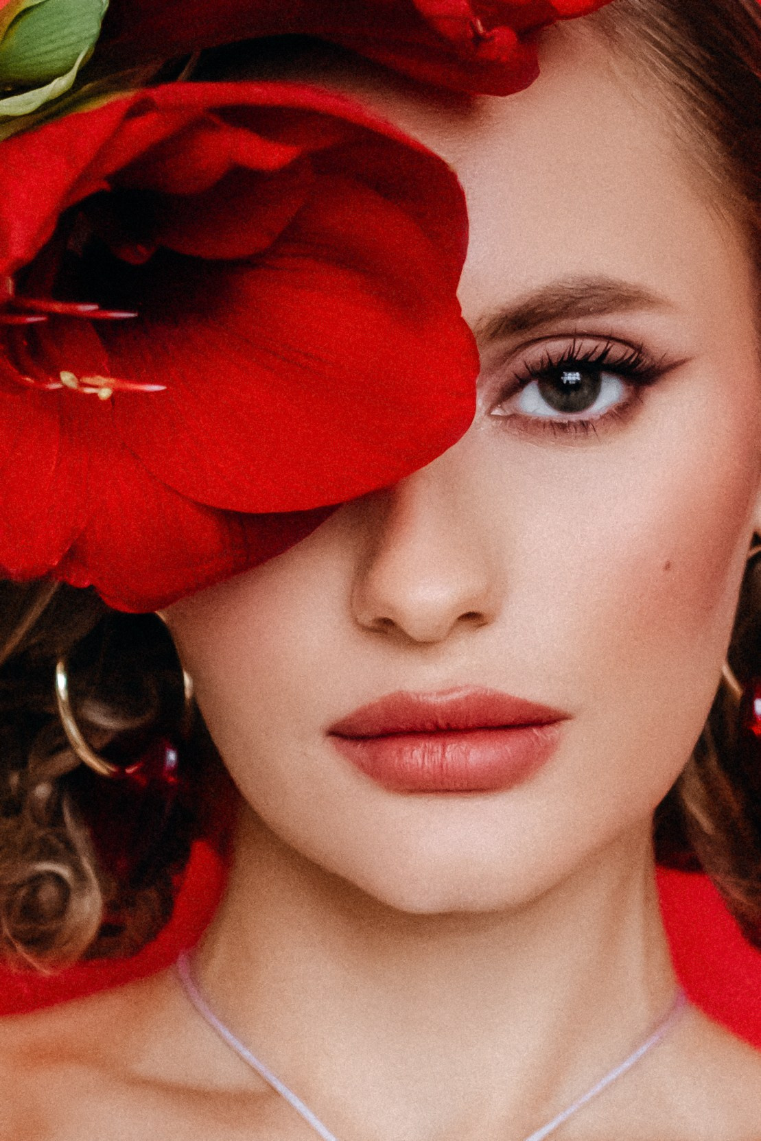 Ангелина. Фотосессия на красном фоне с цветами. Фотограф в Москве Ольга Сатони