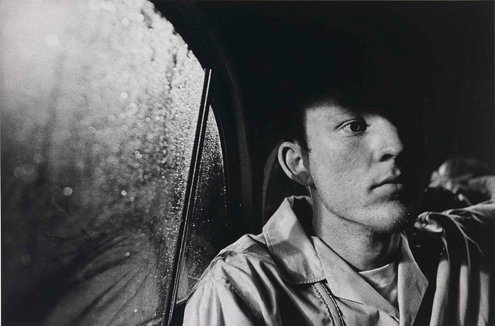 чёрно-белая фотография Ларри Кларка с подростками в городской среде