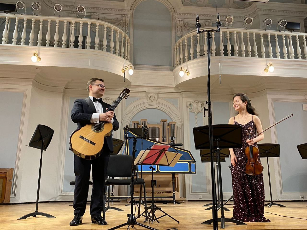 На сцене. Скрипачка Анна Савкина