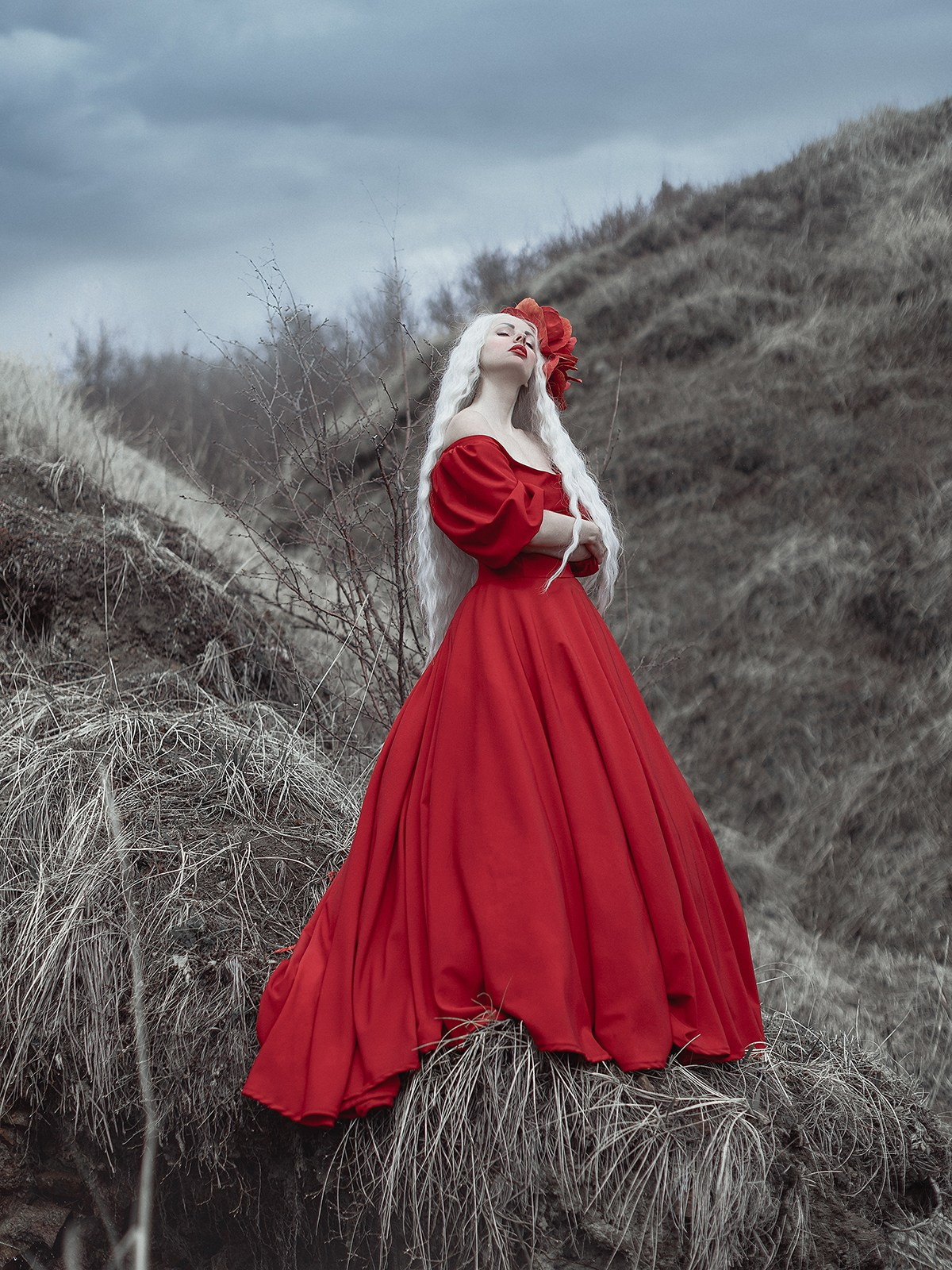 Платья из плотных тканей, тяжелые. Фотограф Алёна Яковлева