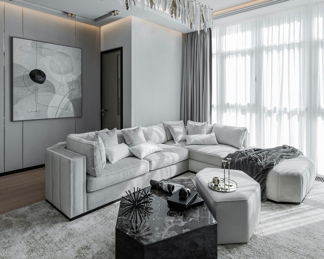 Светлая гостиная с модульным диваном и абстрактной картиной — проект Валерии Котович