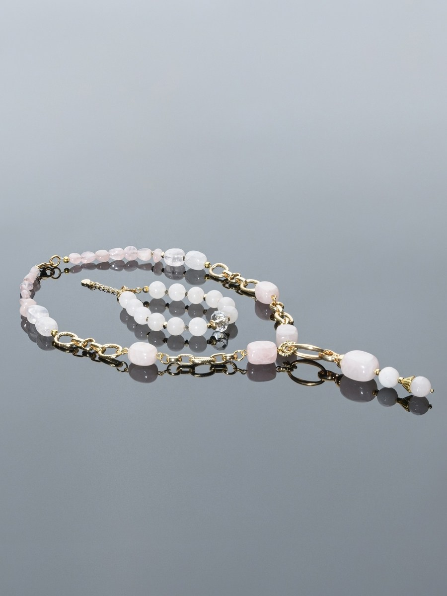 подвеска и браслет на сером стекле