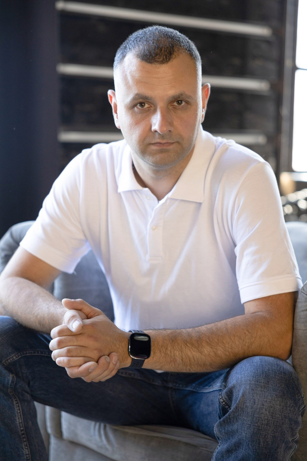 Мужская портретная съемка в зале. Фотограф Лабутина Александра. Портретный и репортажный фотограф из Нижнего Новгорода Александра Лабутина