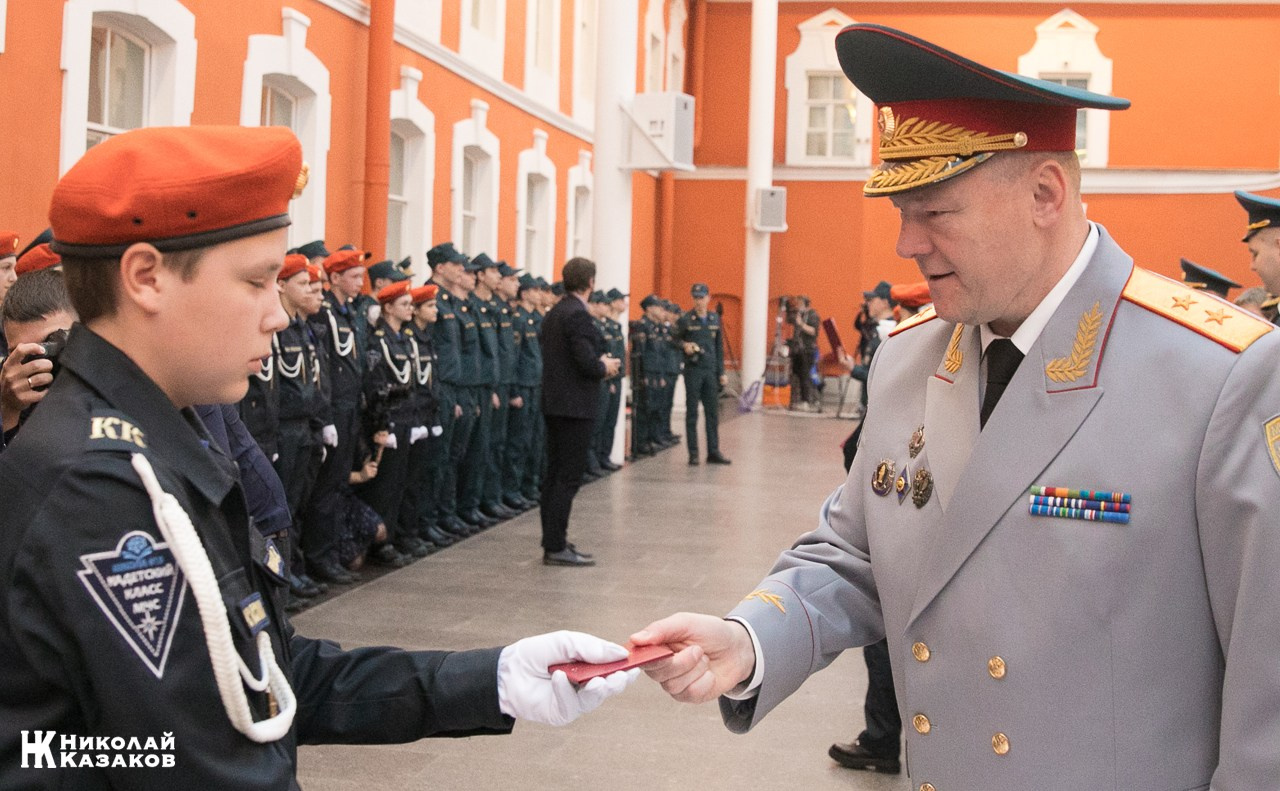 Алексей Серко вручает удостоверение  воспитаннику  кадетского класса МЧС после посвящения в кадеты  в Петропавловской крепости
