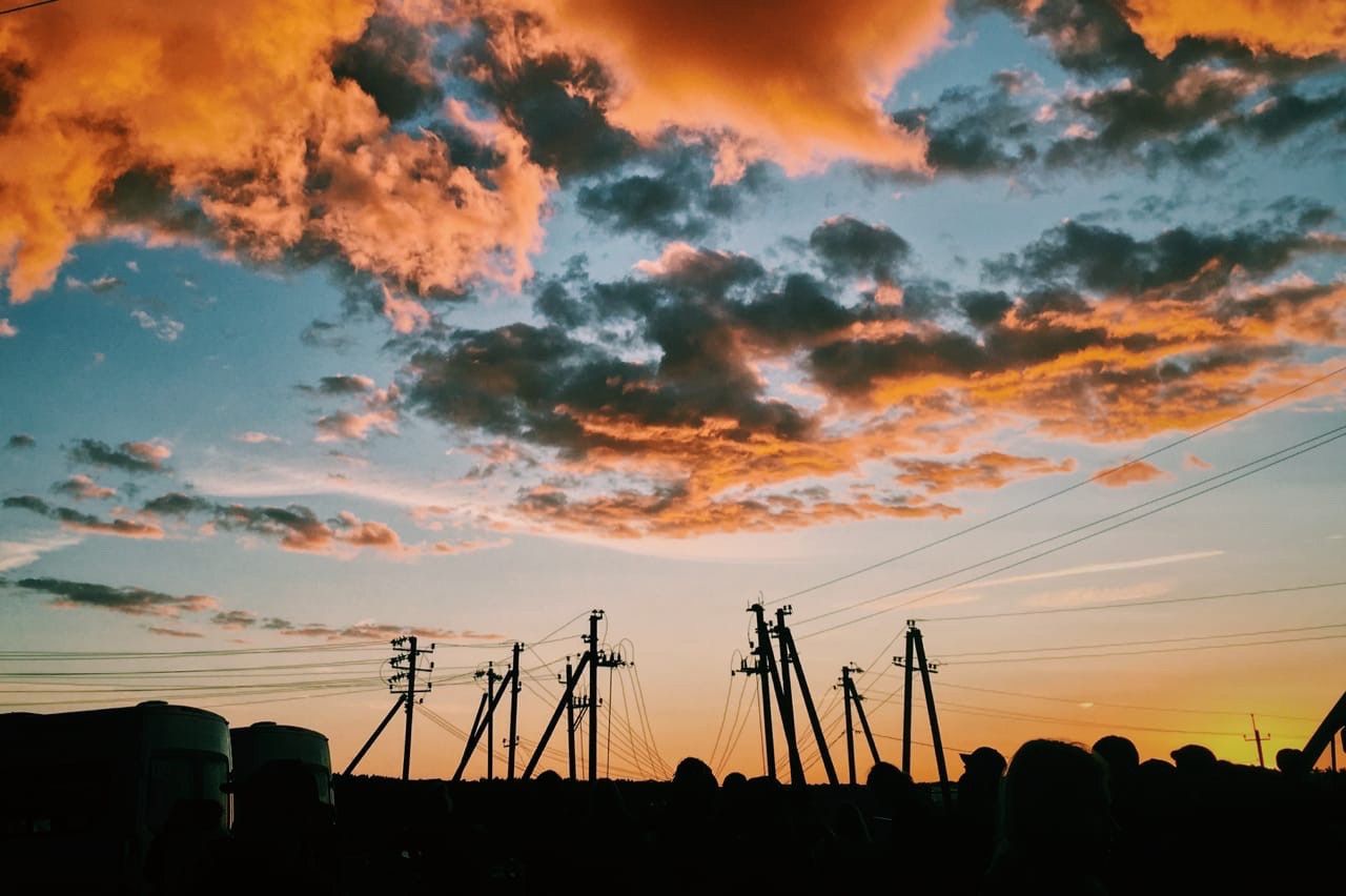 Линии Электропередач (ЛЭП) на фоне закатных облаков