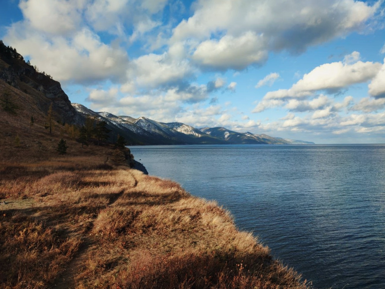озеро Байкал, путь вдоль Байкальской тропы (ББТ) , горы на фоне моря