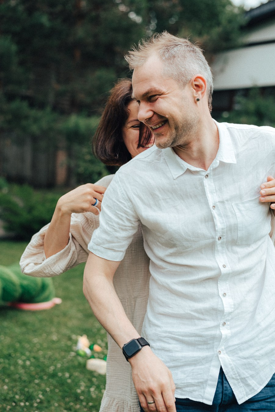 Коля, Ксюша, Саша, Андрей, Кира и бабушки | на даче