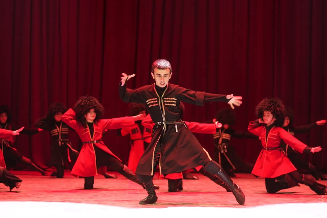 Грузинский танец. Портретный фотограф Денис Милютин