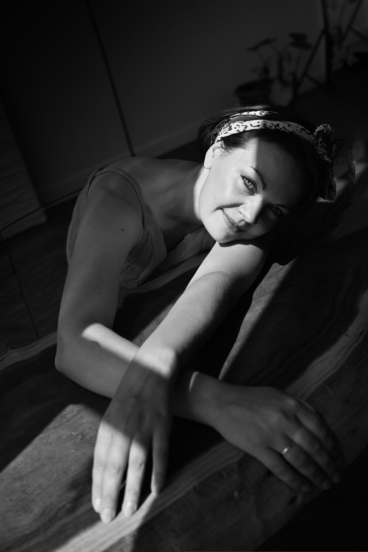 Черно-белый фотопортрет женщины в студии Краснодара