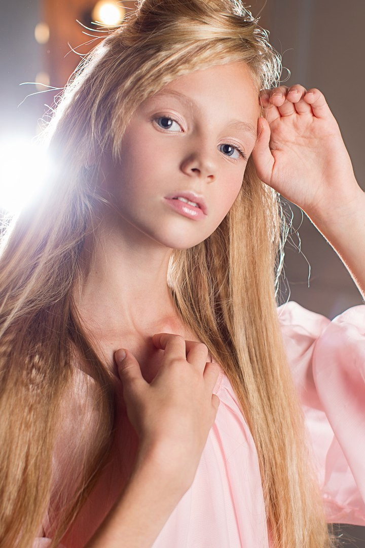 Детский портрет. Женский фотограф в Санк-Петербурге и Москве — фотосессия девушки в студии, портрет, фотосъемка