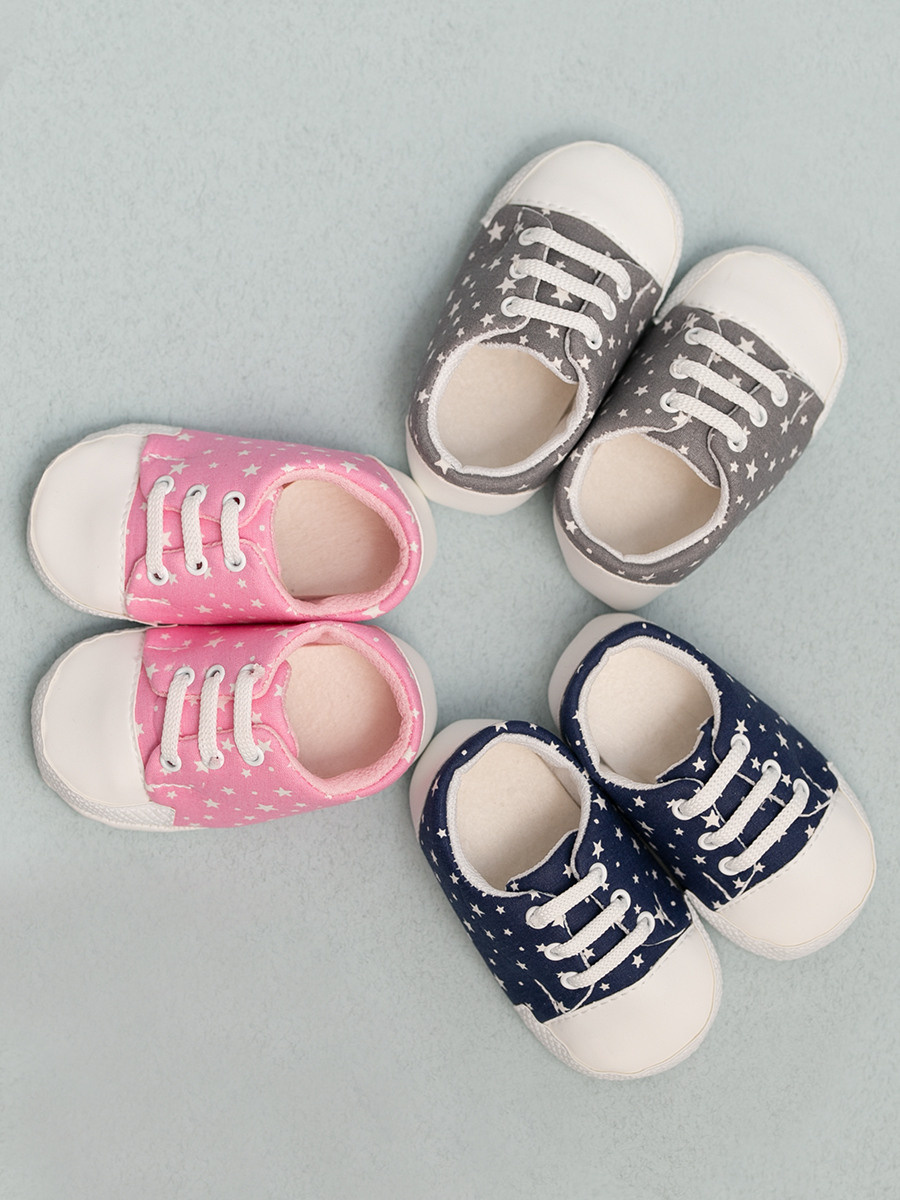 Детская одежда в композиции. Раскладкой flat lay. Предметная, рекламная фотосъёмка в Орле. Предметный фотограф в Орле