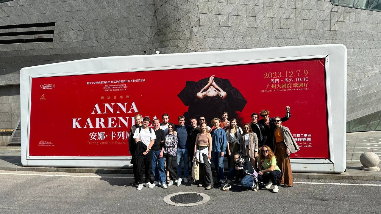 Актёр кино, артист мюзиклов, ведущий мероприятий, ведущий свадеб, дед Мороз — всё это Святослав Ставцев