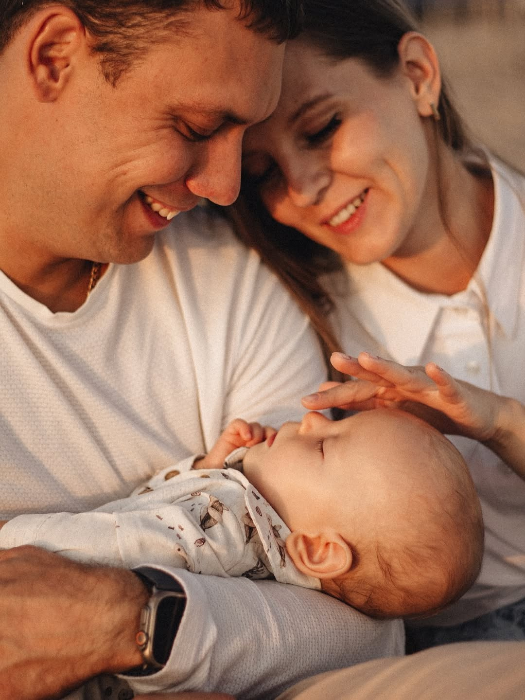 Счастливая семья на прогулке в парке, Новосибирск