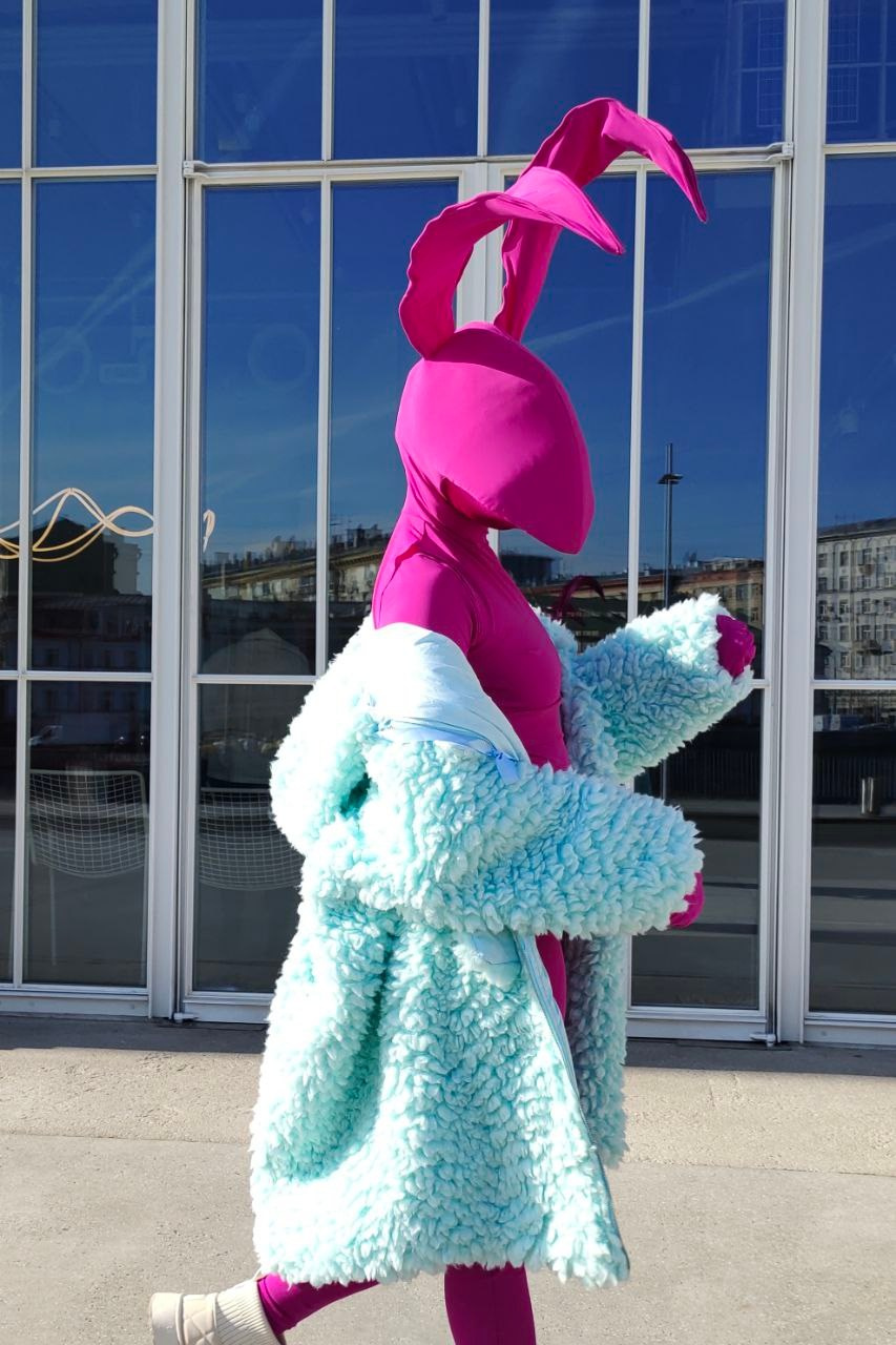 Персонажи Зайчики фуксия в шубках. Мимы и Ходулисты на встречу гостей. Москва