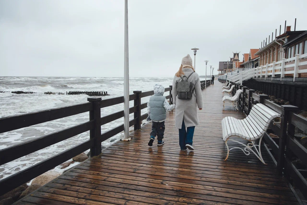 Семья в Зеленоградске / Шторм. Фотограф Калининград Илья Миллер