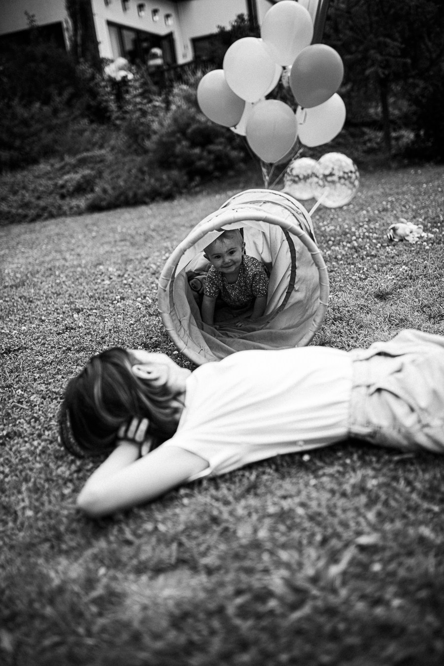 Коля, Ксюша, Саша, Андрей, Кира и бабушки | на даче