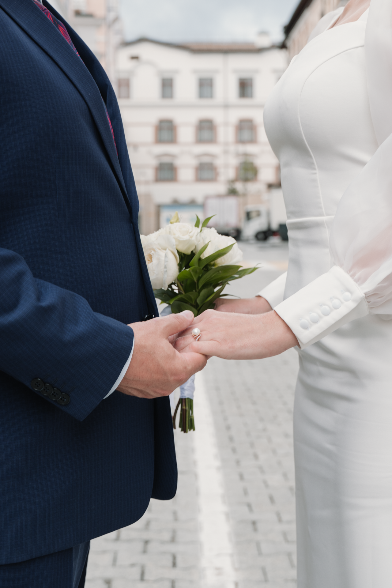 Снимок молодожен крупным планом руки