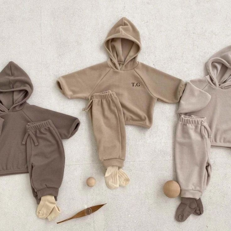 Предметное фото - удобные и практичные пижамы для ночного сна.