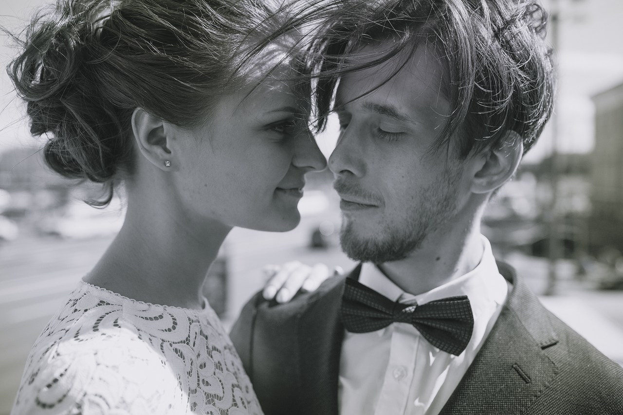 портретная съемка жениха и невесты в кружевном платье с размытым фоном города