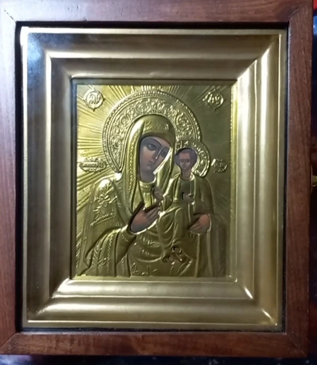 Икона Смоленская Божья Матерь под окладом.
