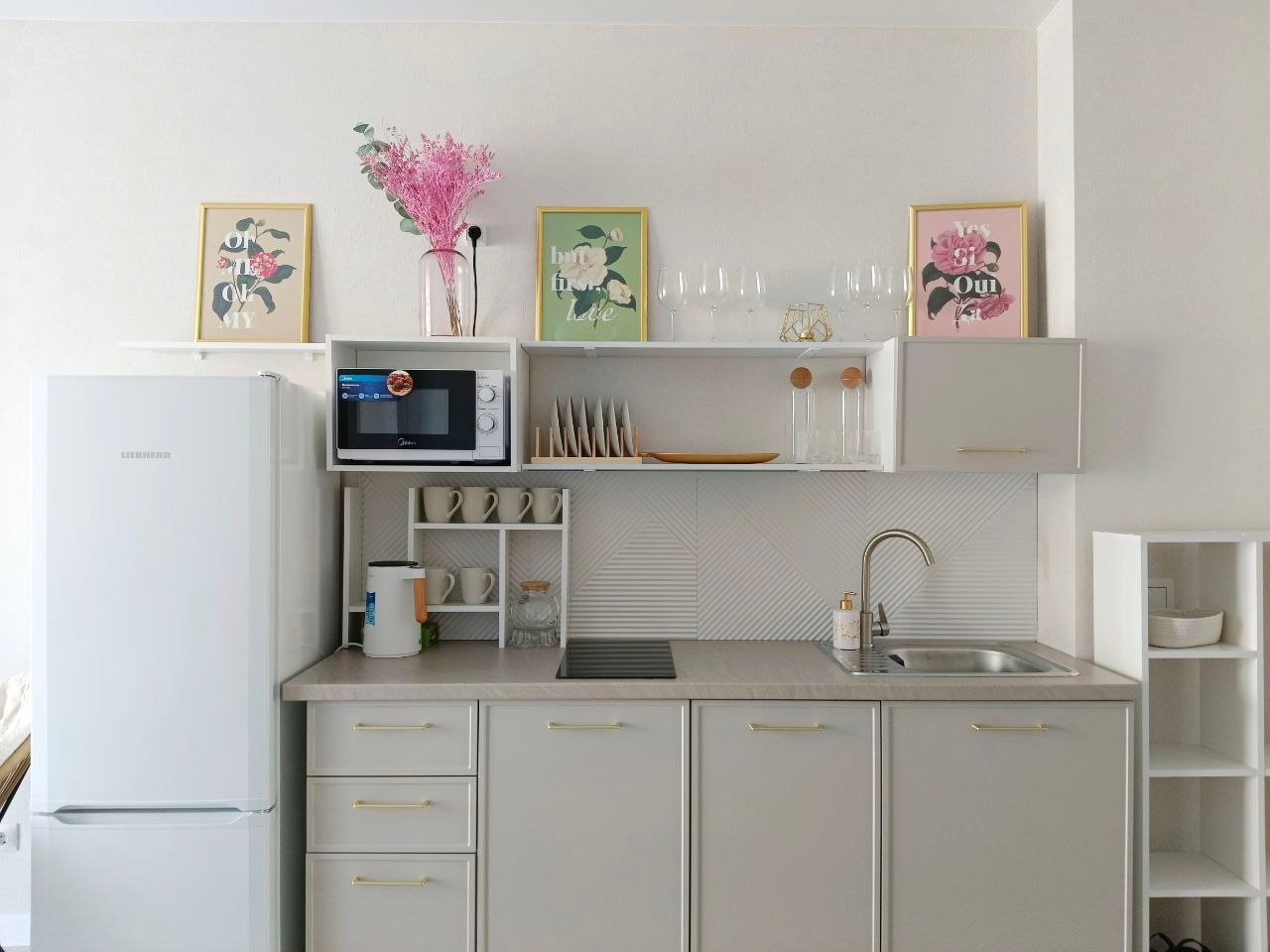 Кейс2: Получили ключи от квартиры. Задача была обставить для аренды посуточно. Учли все пожелания и сделали всё в короткий срок и квартира стала быстро приносить прибыль. Получилась очень стильная и уютная квартира, в которую точно захочется вернуться. 