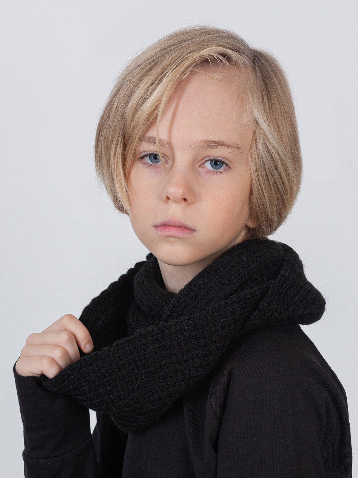 Фотосъёмка детских шарфов для валдберриз. Сборные фотосъёмки в Москве. фотосессии одежды.фотограф