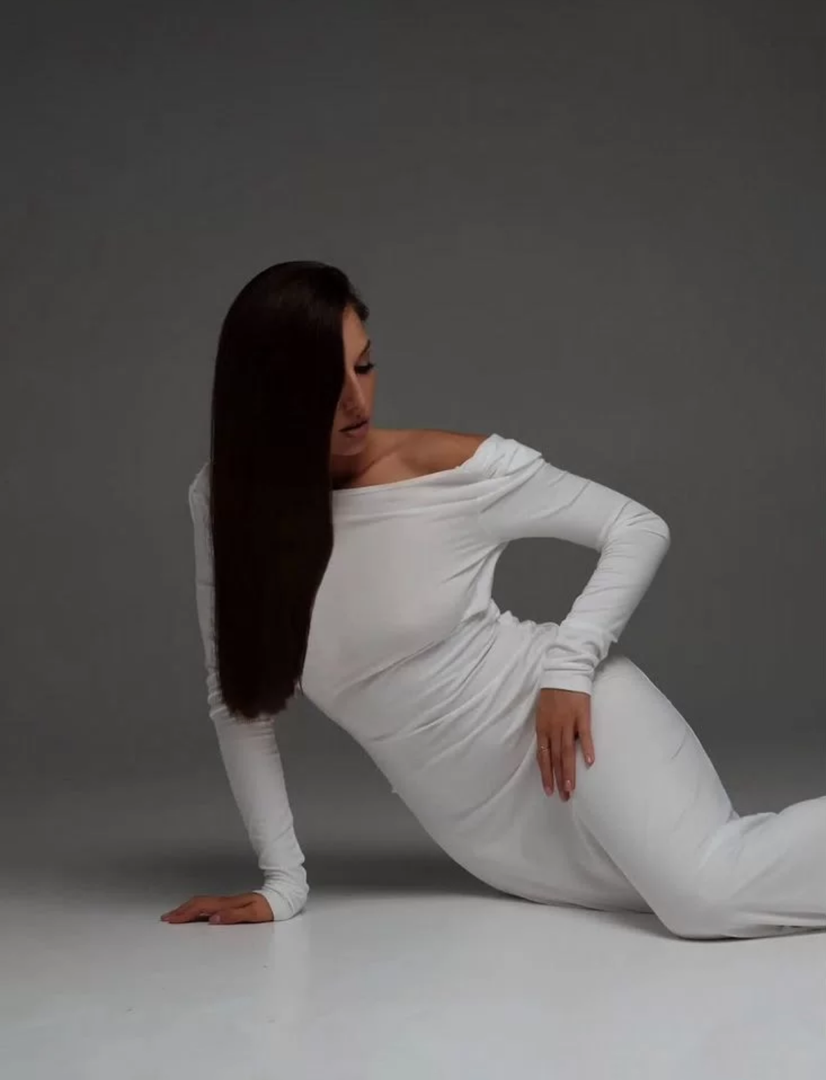 Белое платье с длинными рукавами и открытой спиной. Профессиональный Фотограф в Казани Яна Забелина