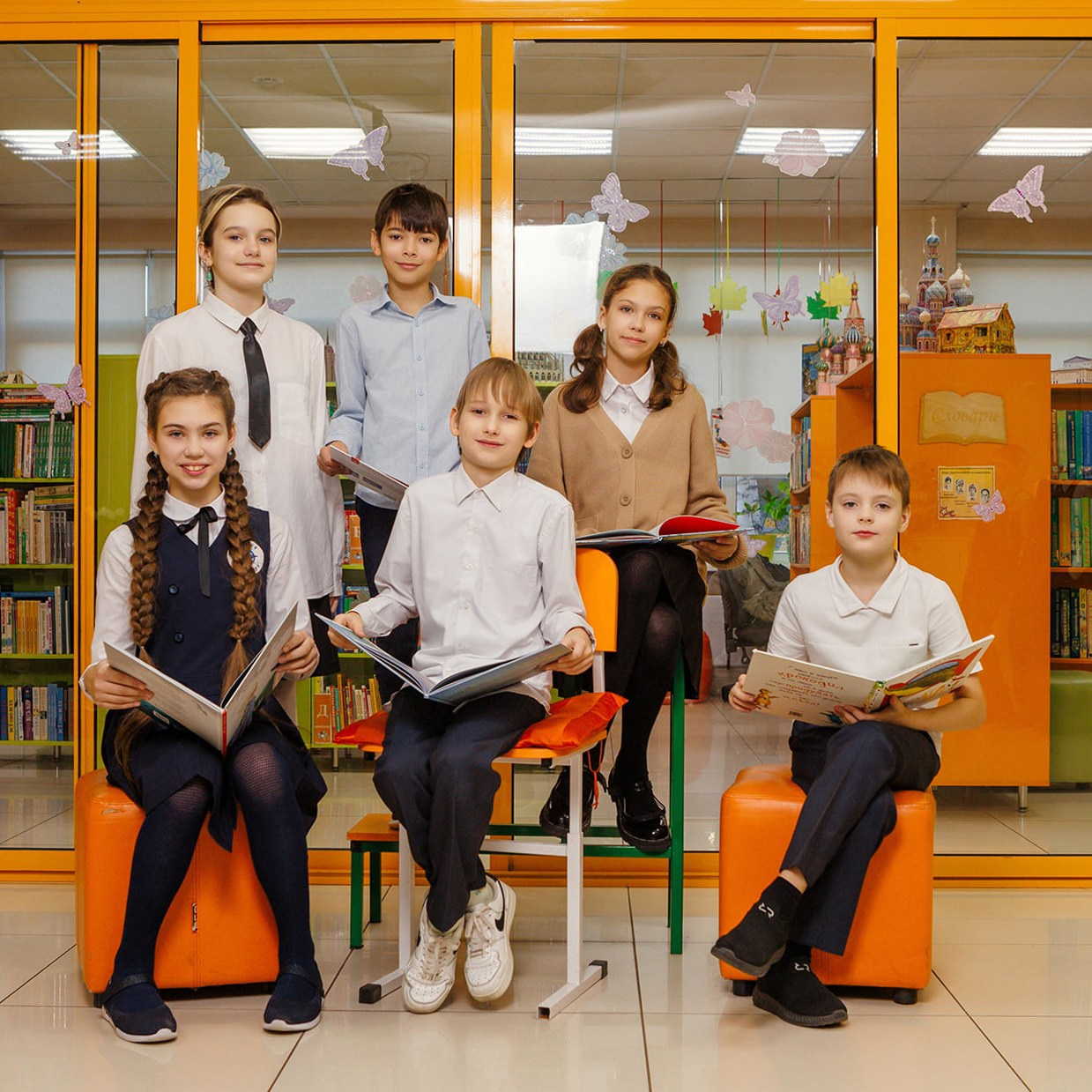 Выпускной альбом для 4 класса: фотосессии в школе и библиотеке. СИГМА | Студия выпускных альбомов Красноярск