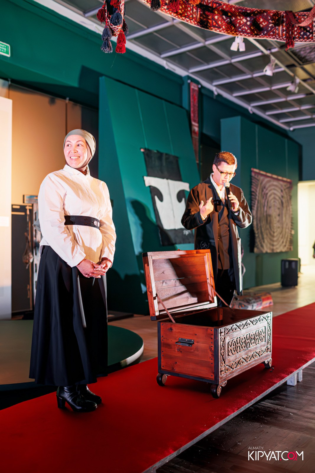 FASHION ПОКАЗ, КАЗАХСКОЙ НАЦИОНАЛЬНОЙ ОДЕЖДЫ. КИПЯТКОМ АЛМАТЫ!
