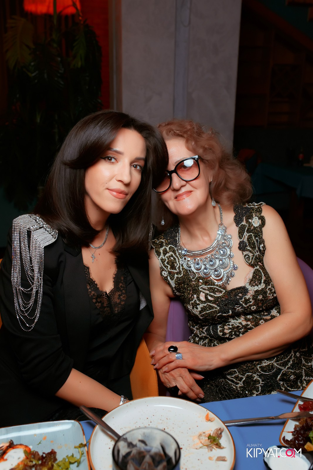 ГРУЗИНСКИЙ ДВОР НА КАБАНБАЙ БАТЫРА. КИПЯТКОМ АЛМАТЫ!