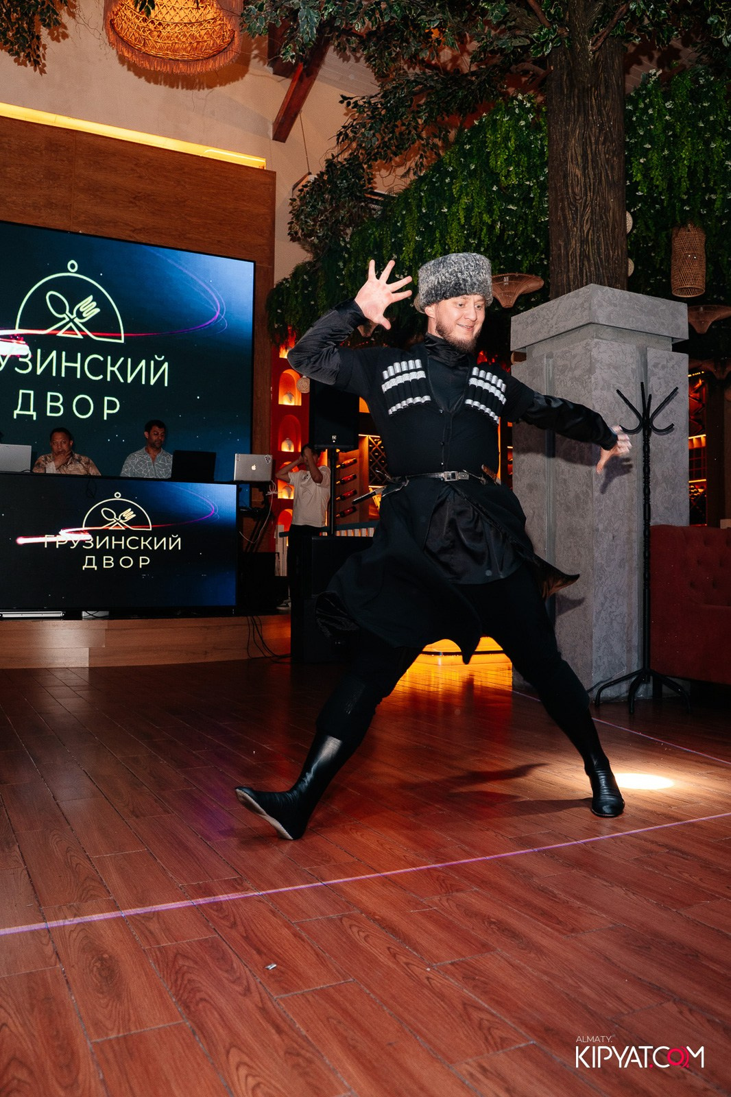 ГРУЗИНСКИЙ ДВОР НА КАБАНБАЙ БАТЫРА. КИПЯТКОМ АЛМАТЫ!