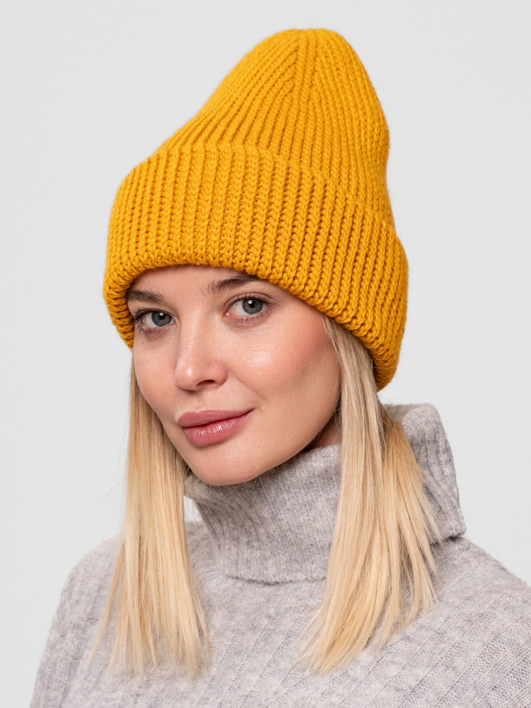 съемка шапок на девушке для маркетплейсов