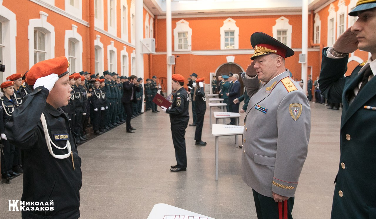 Воспитанник кадетского класса МЧС отдает честь генералу Алексею Серко во время торжественного посвящения в кадеты в Атриуме Петропавловской крепости 