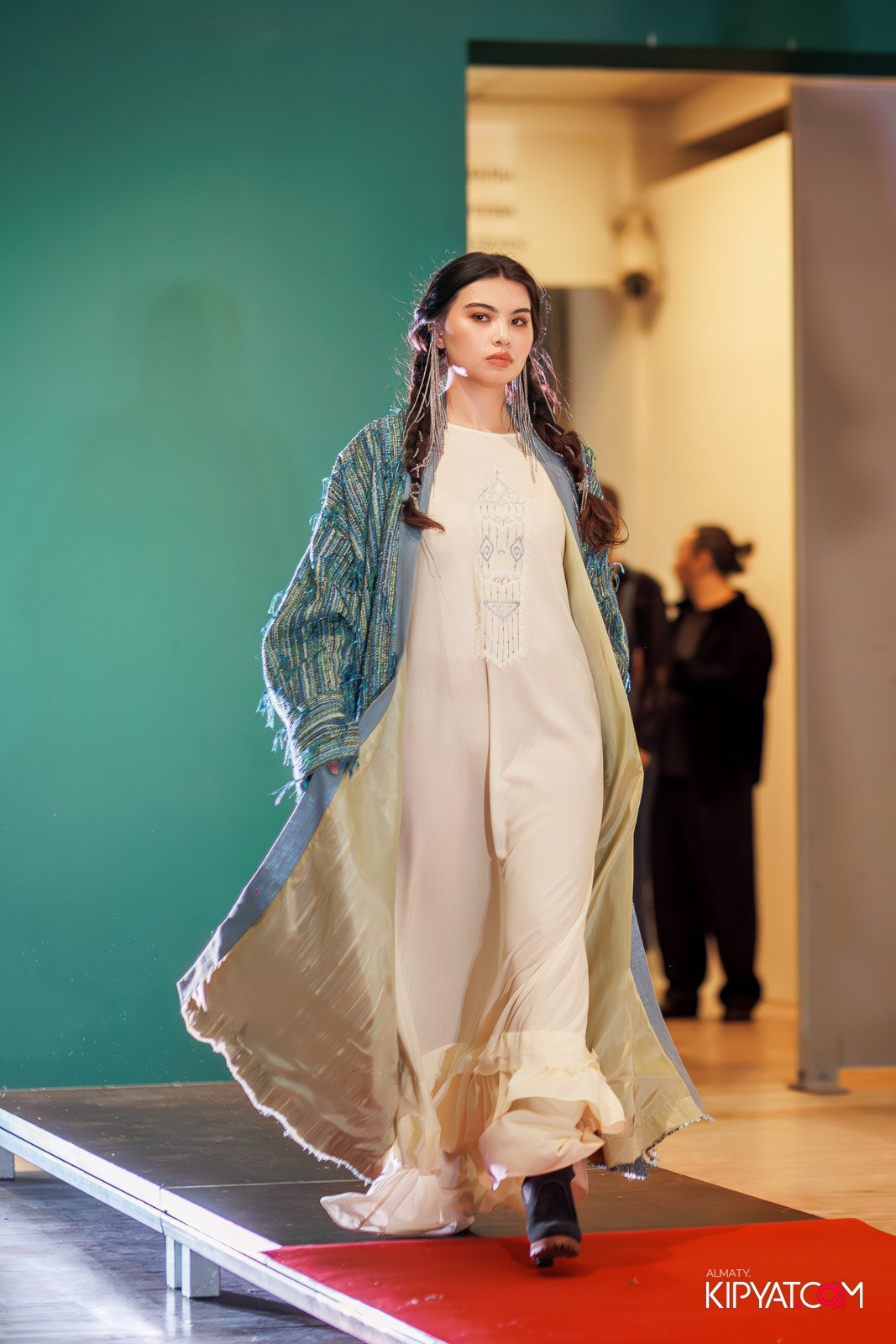 FASHION ПОКАЗ, КАЗАХСКОЙ НАЦИОНАЛЬНОЙ ОДЕЖДЫ. КИПЯТКОМ АЛМАТЫ!