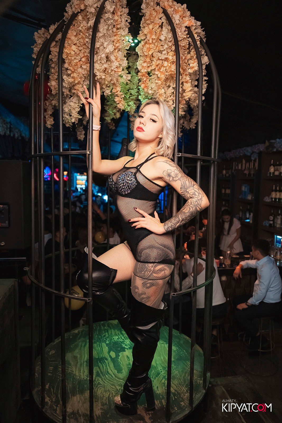 UYAT ЕМES BAR. КИПЯТКОМ АЛМАТЫ!