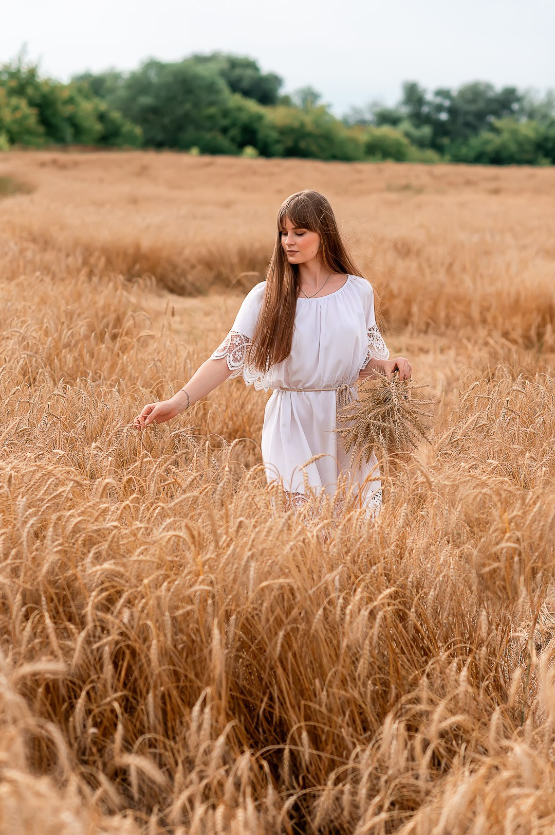 девушка в пшеничном поле
