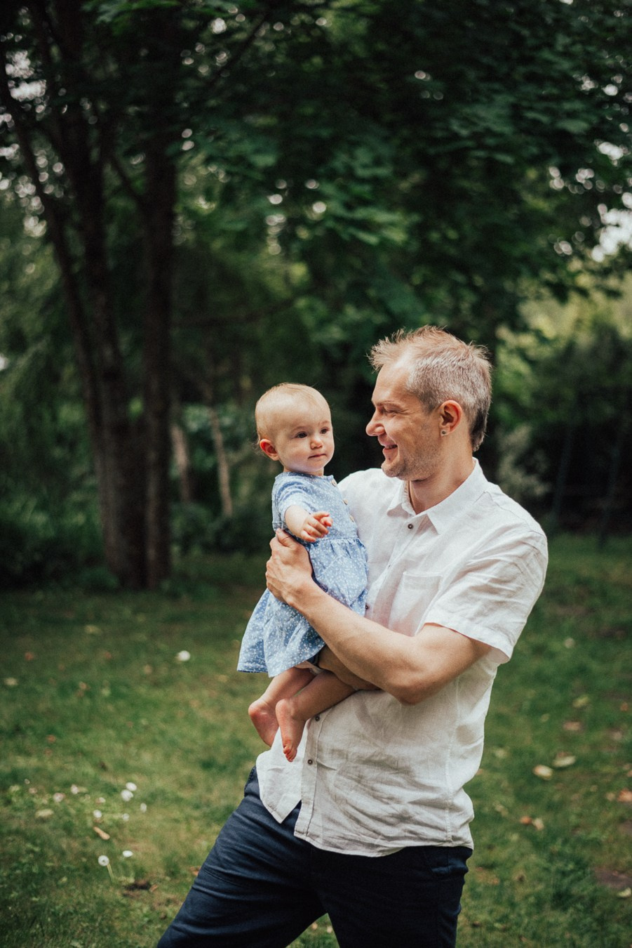 Коля, Ксюша, Саша, Андрей, Кира и бабушки | на даче