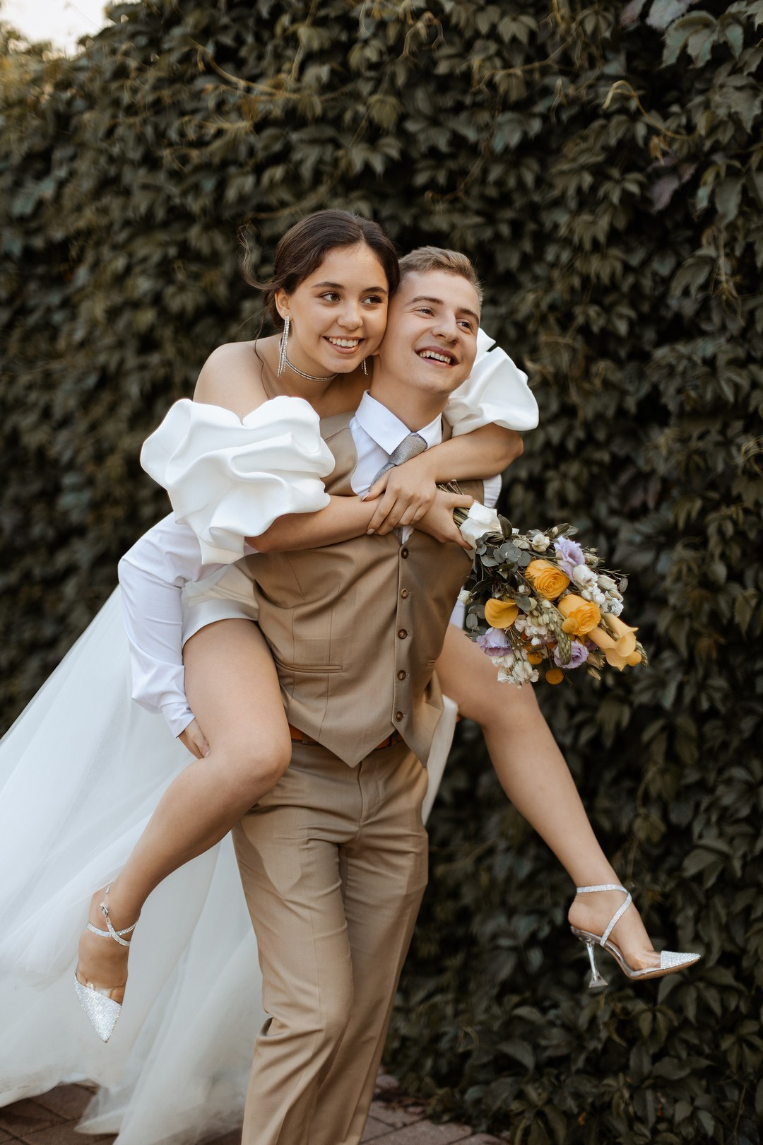  Влюблённые рядом с архитектурными шедеврами