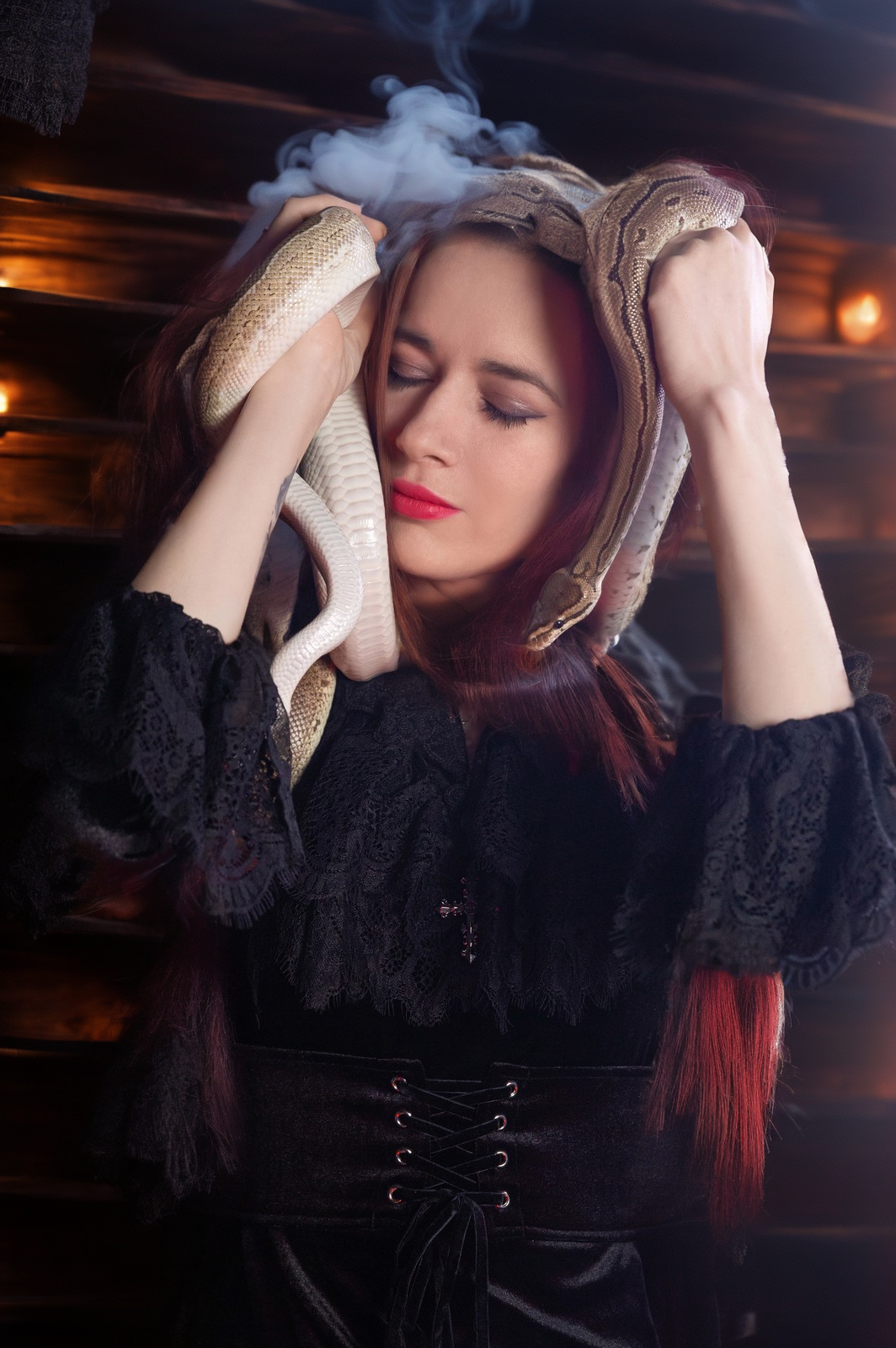 готическая фотосессия ведьмы со змеями, спиритическая доска, черепа