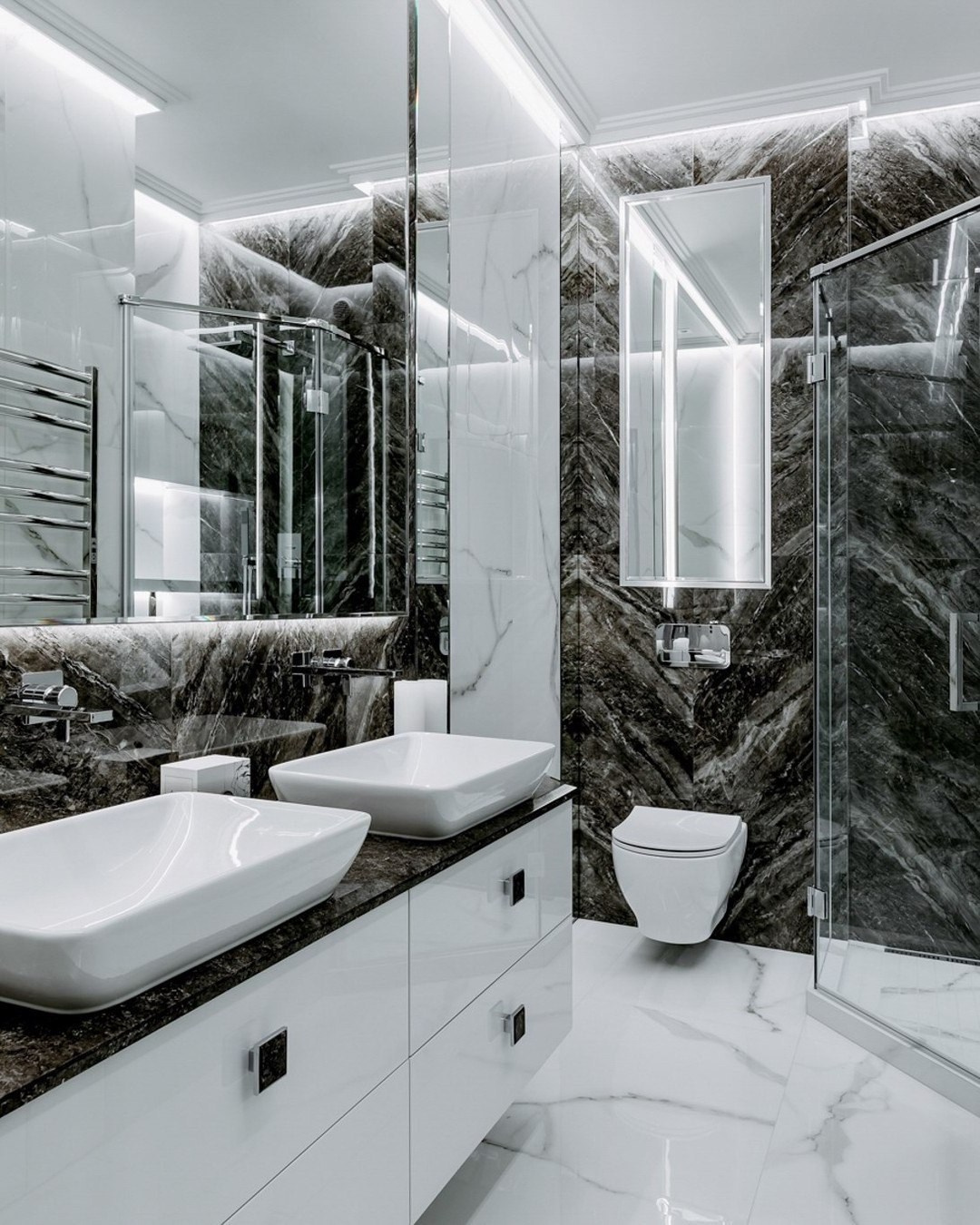 Современная душевая с двумя раковинами и мраморной плиткой| Проект Валерии Котович