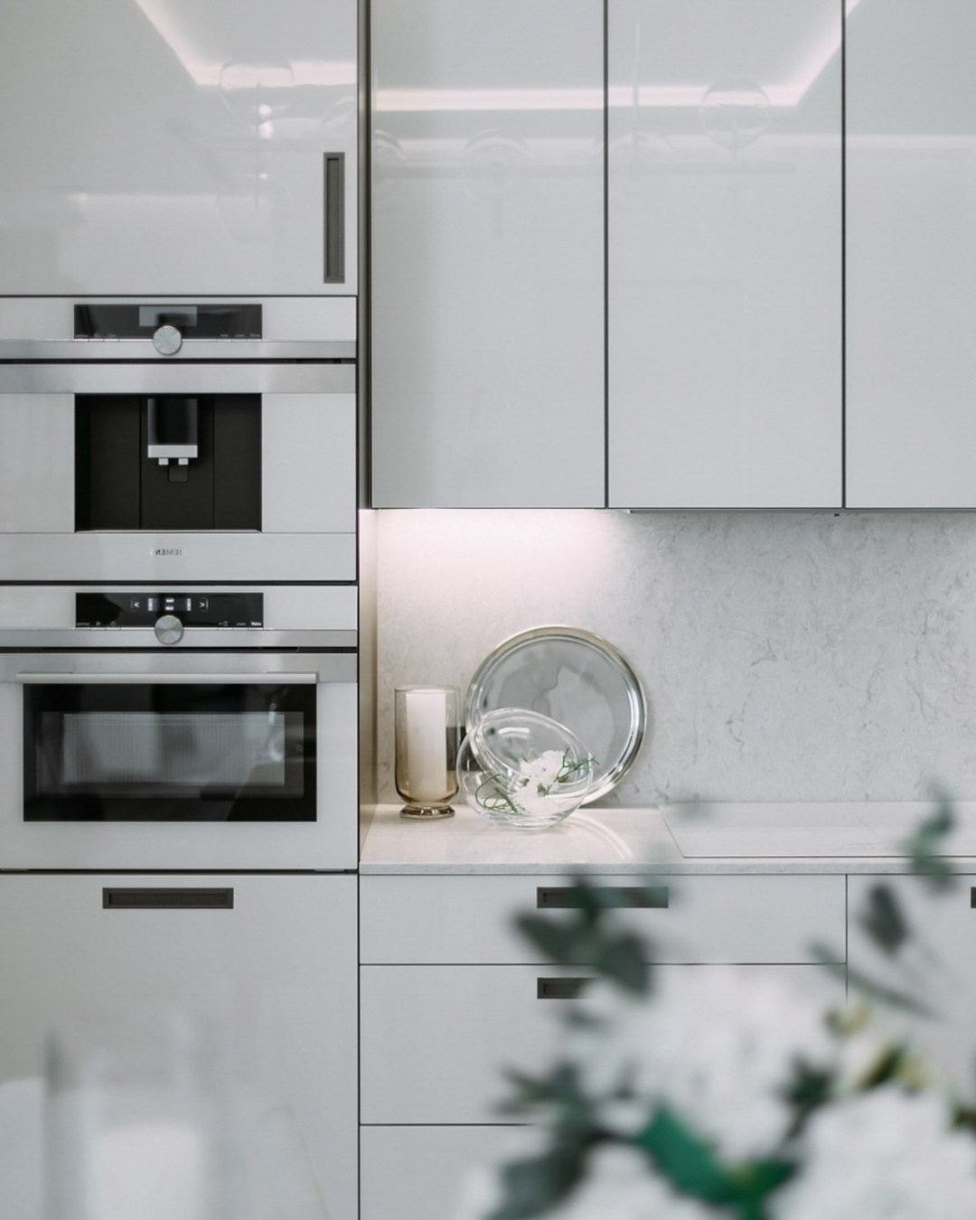 Белая кухня с техникой Siemens и мраморной столешницей в современном интерьере от Валерии Котович