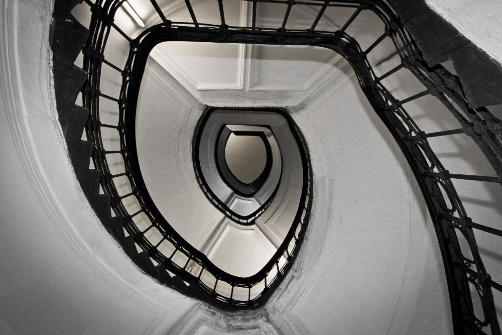 Фотосессия в подъезде Москвы — винтовая лестница и свет