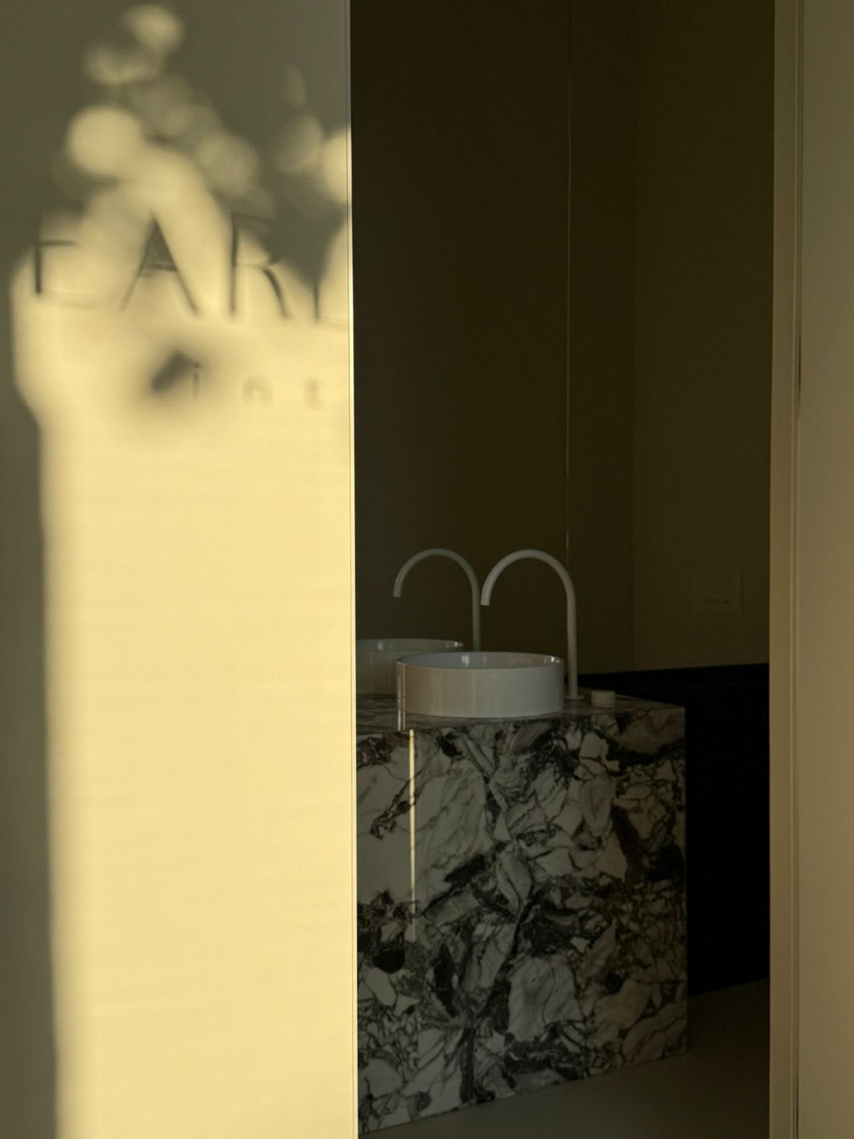 Дизайн студия, занимаемся разработкой Дизайн проектов, реализацией проектов под ключ. Мы находимся в городе Екатеринбург. Зовут Рената