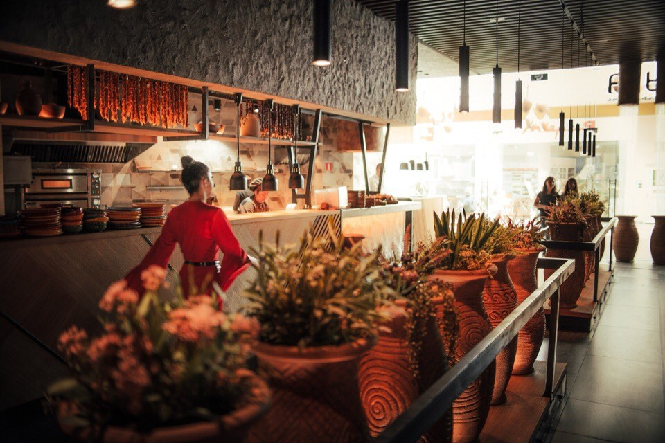 Большие интерьерные вазы в ресторане ''МАМУКА'' Ярославль. Керамика больших форм, предметы интерьера и ландшафта