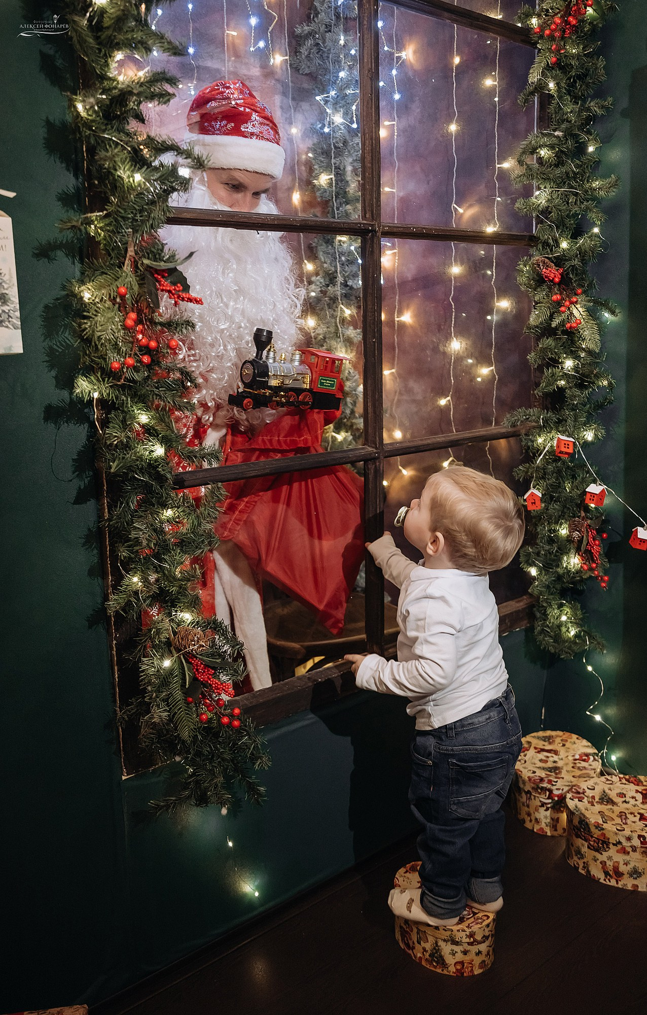 Малыш и дед мороз за окном в фотостудии Дыхание ветра Кимры