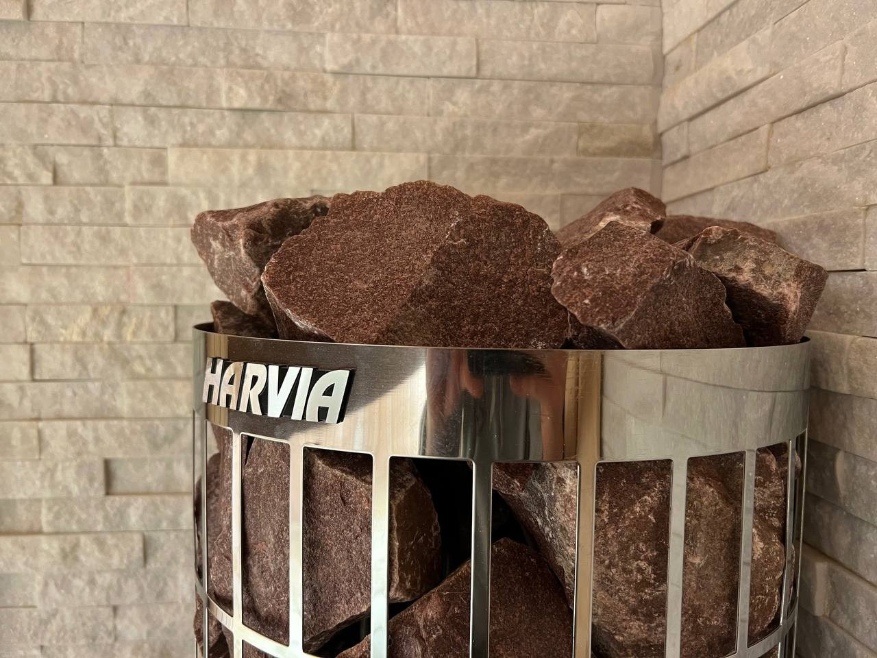 Компактная сауна для двоих на Переправе в отделке из ольхи, абаши и белого кварцита. Жар задаёт Harvia Cilindro. SaunaTopMasters