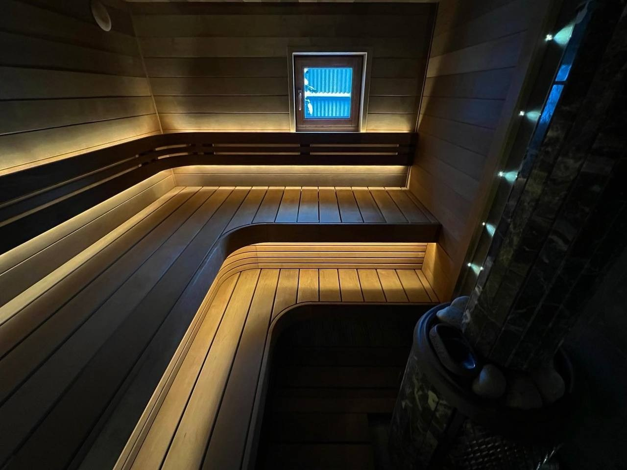 Атмосферная парная в Духанино. Атмосфера в ламелях из змеевика, ламповая печная зона. И хит сезона- термогигрометр от Cariitti. SaunaTopMasters