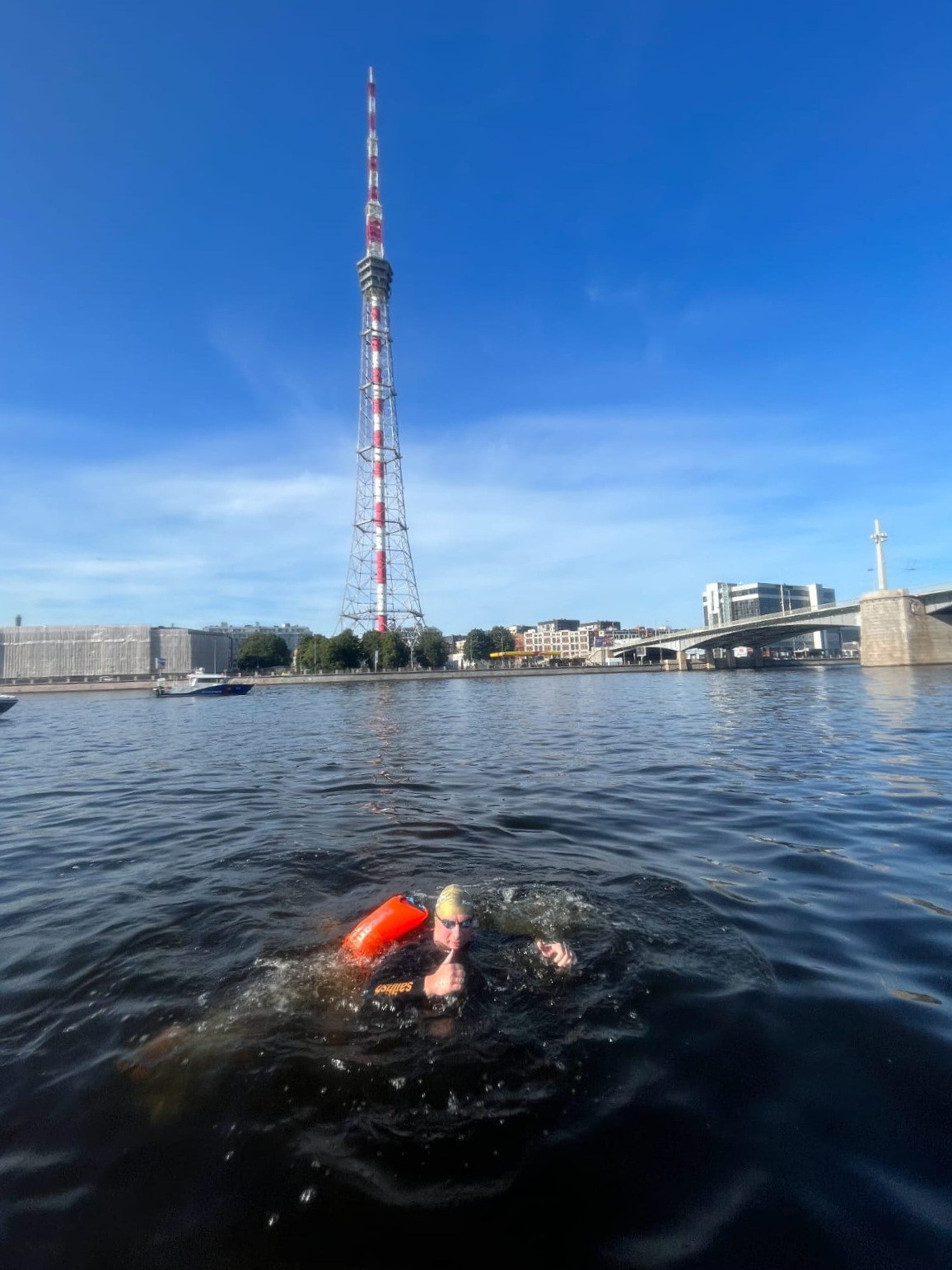 Следующее фото у телебашни, недалеко от любимого ресторана R14. По лимиту времени можно было бы и к ним заскочить на завтрак, но было еще рано. Пришлось перекусить гелем в воде.