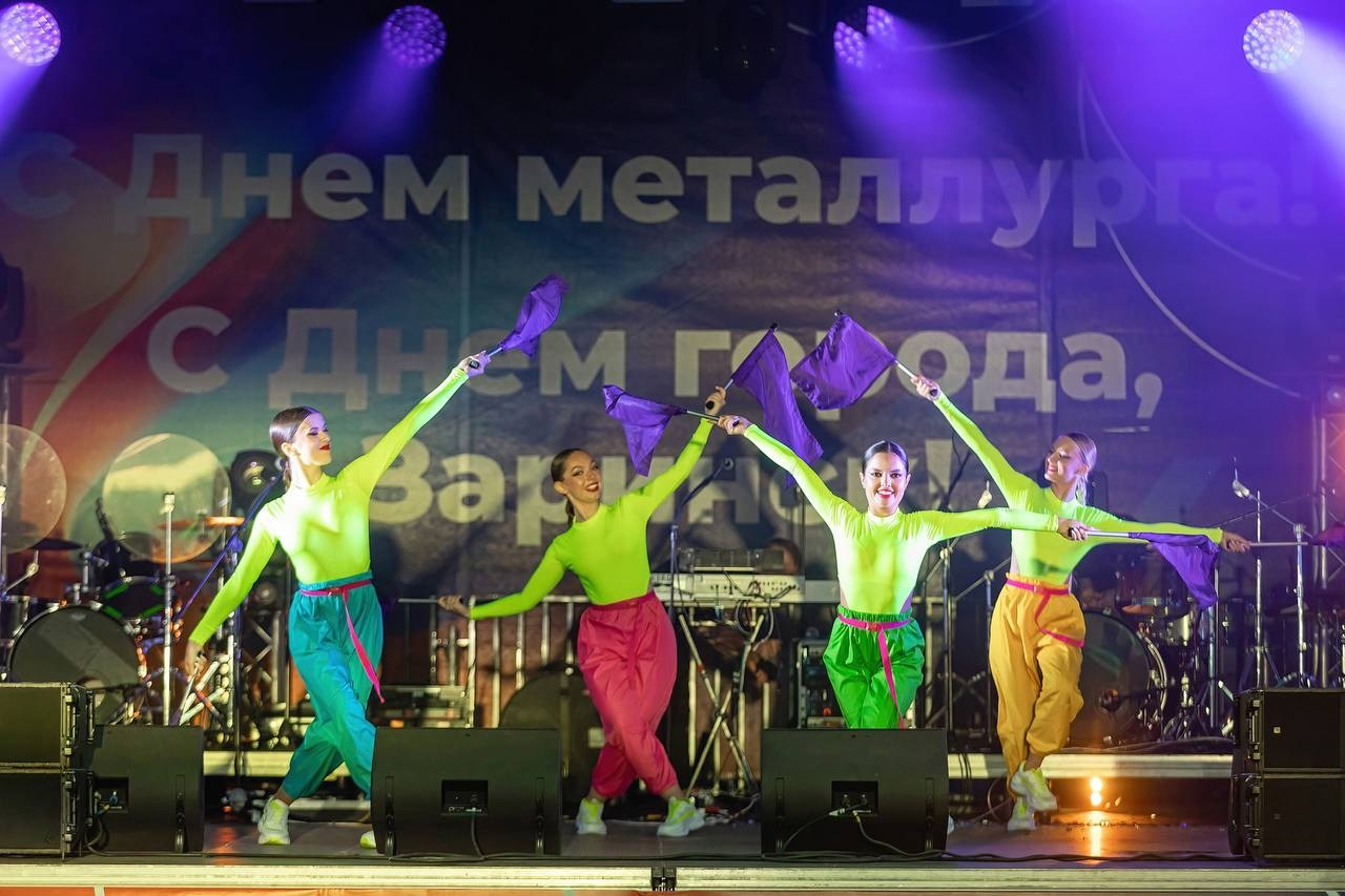 Выступления на сценах и уличных площадках. Танцевальная шоу-группа «GRANAT»